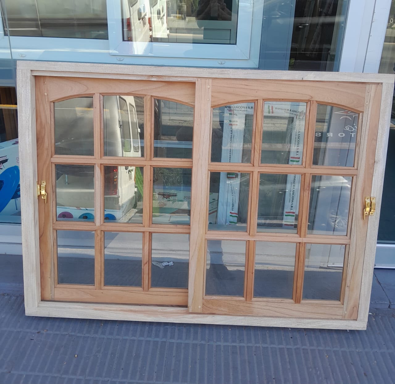Ventana de madera con vidrio repartido — Lanús, Zona Sur